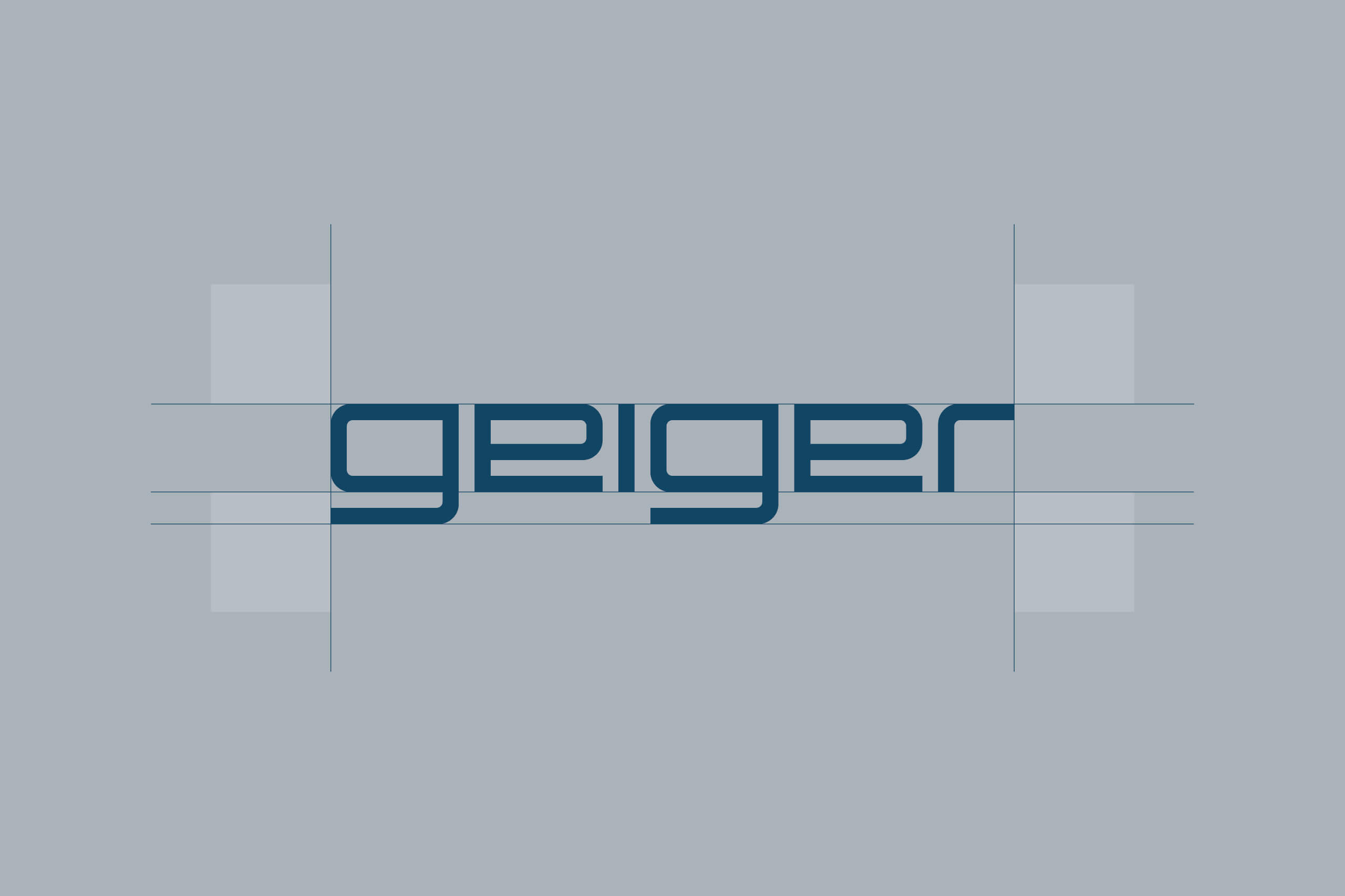 Das Geiger-Logo in dunkelblau mit Schutzraum und Hilfslinien zur Gestaltung auf hellgrauem Hintergrund.