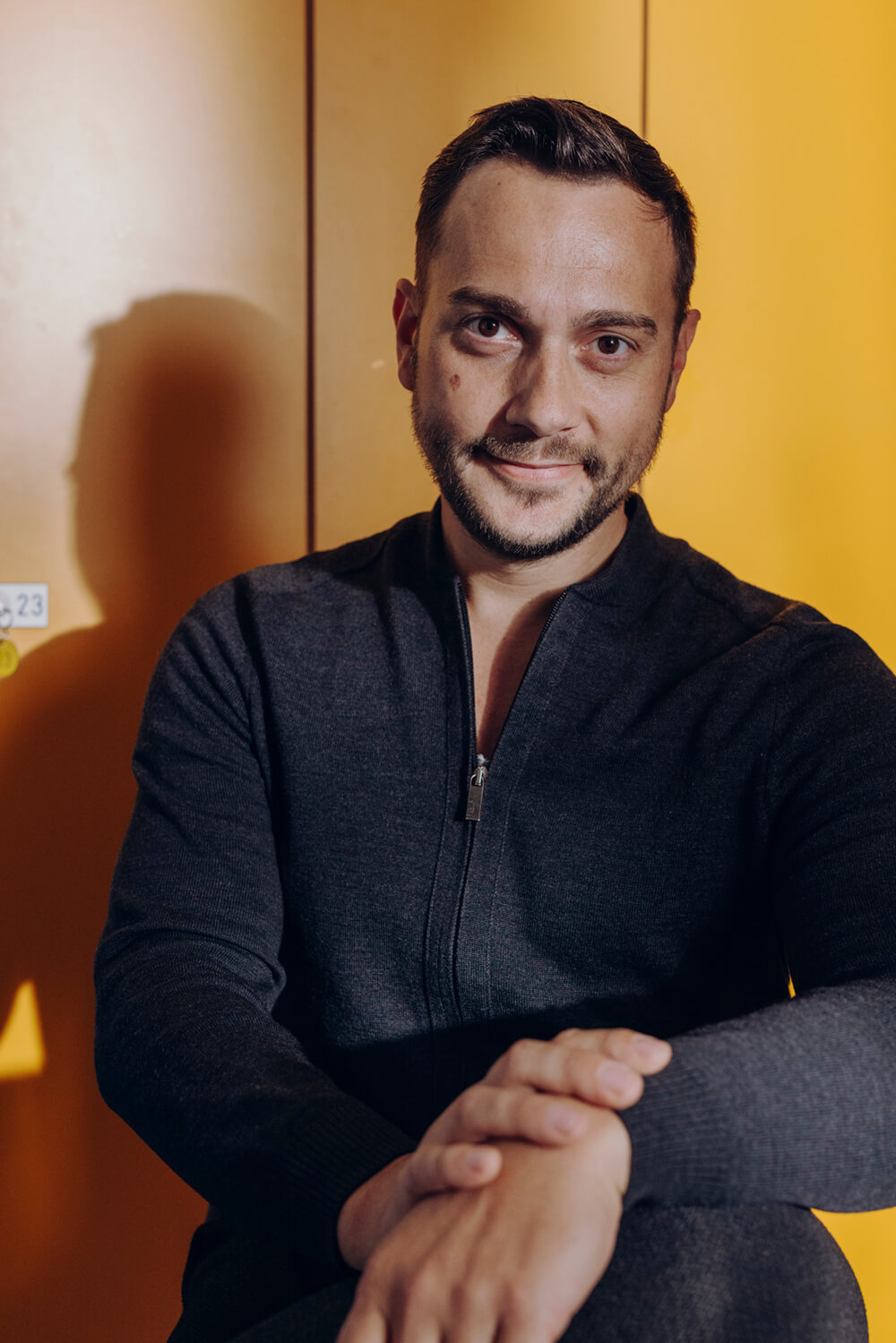 Portrait von Andreas Dusch, der entspannt in die Kamera lächelt.