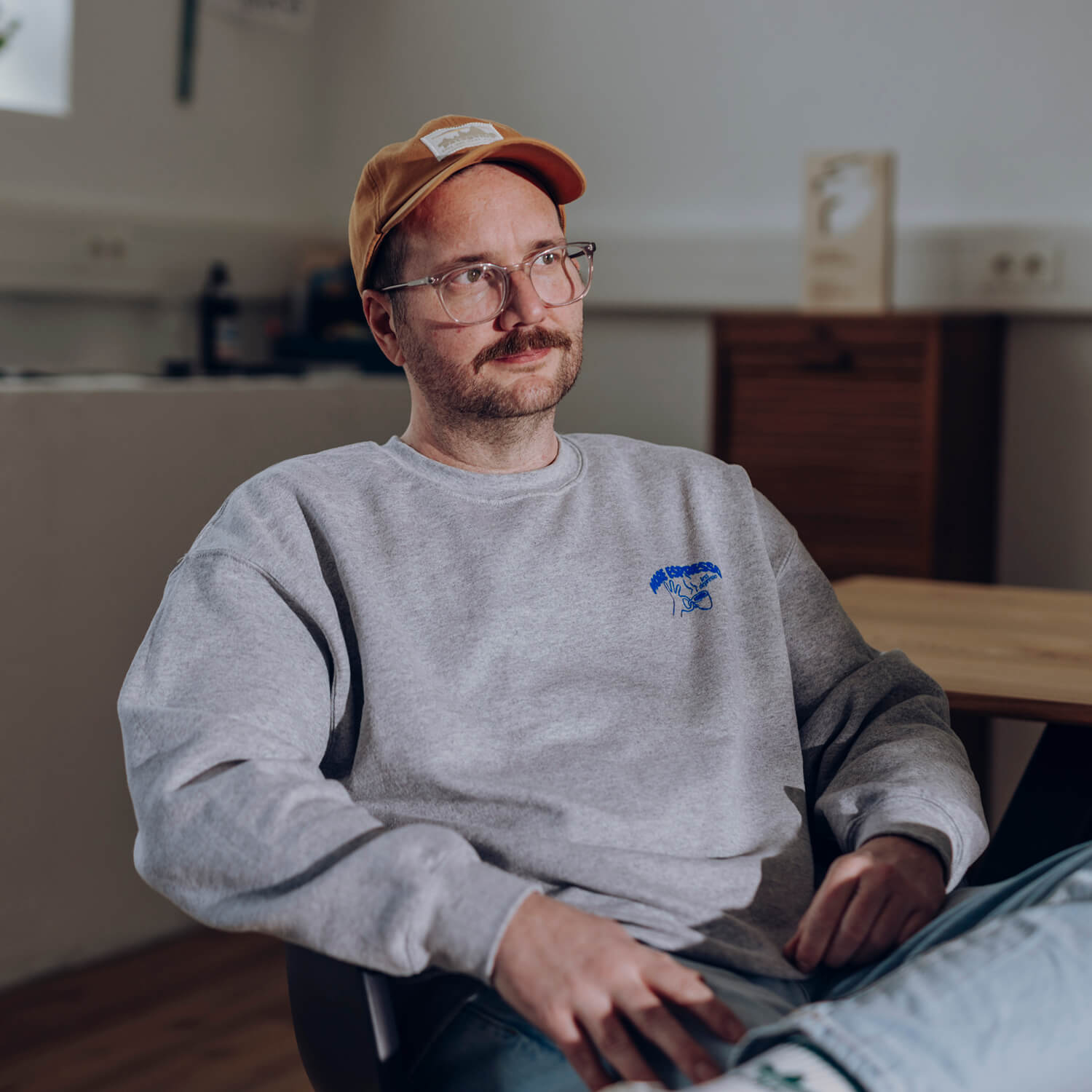 Portraet von Nico, der rechts an der Kamera vorbei schaut und leicht lächelt.