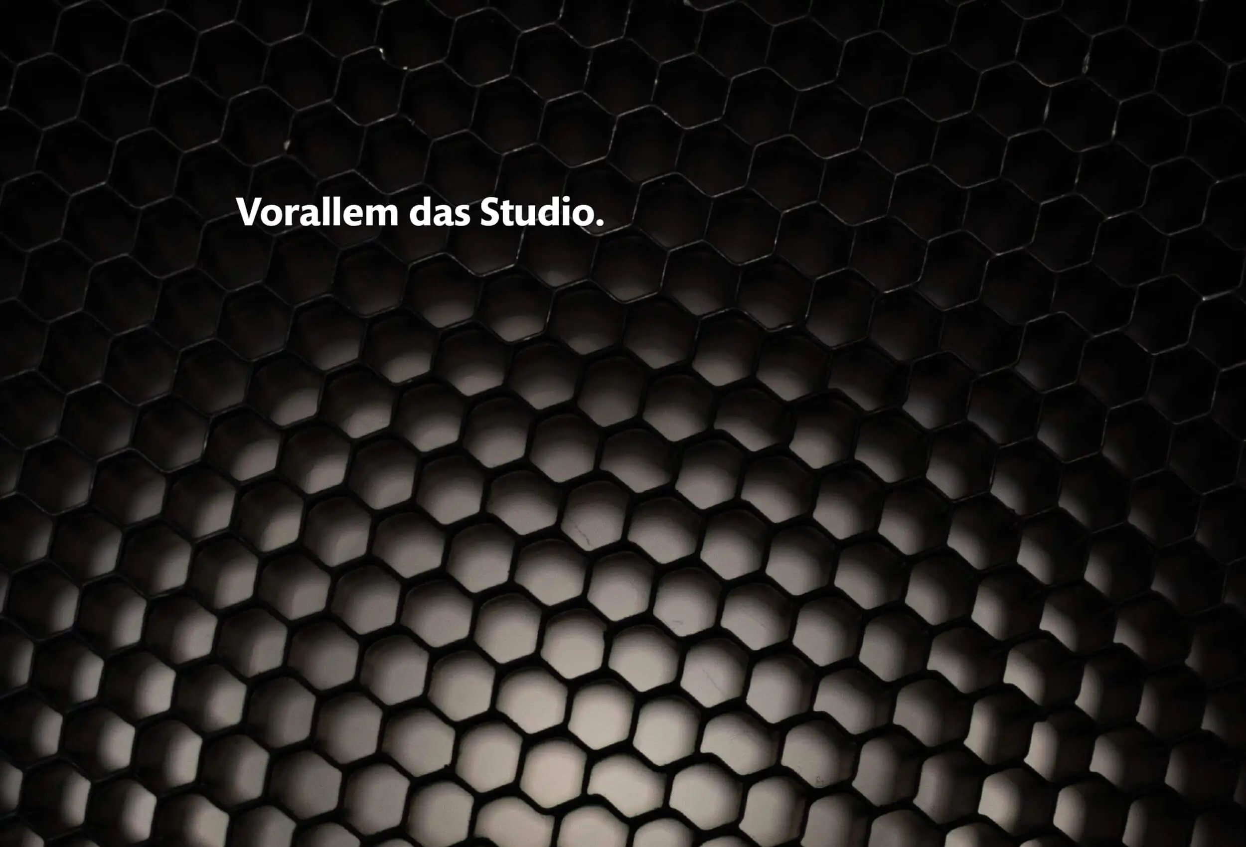Studio Bienenwaben vor Lampe.