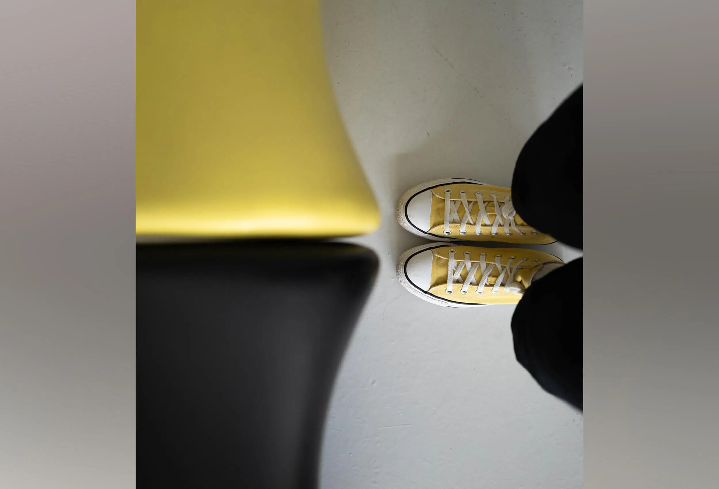 gebe Stühle Stühle mit gelben Chucks.