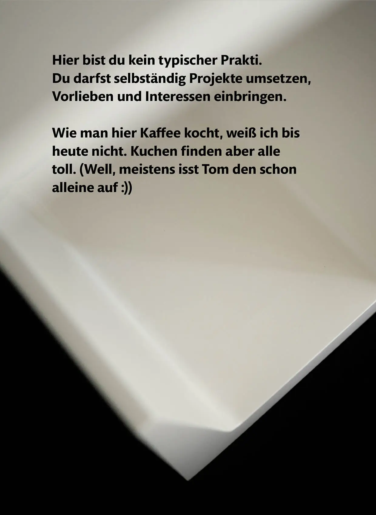 Text über Praktikum mit Foto im Hintergrund.