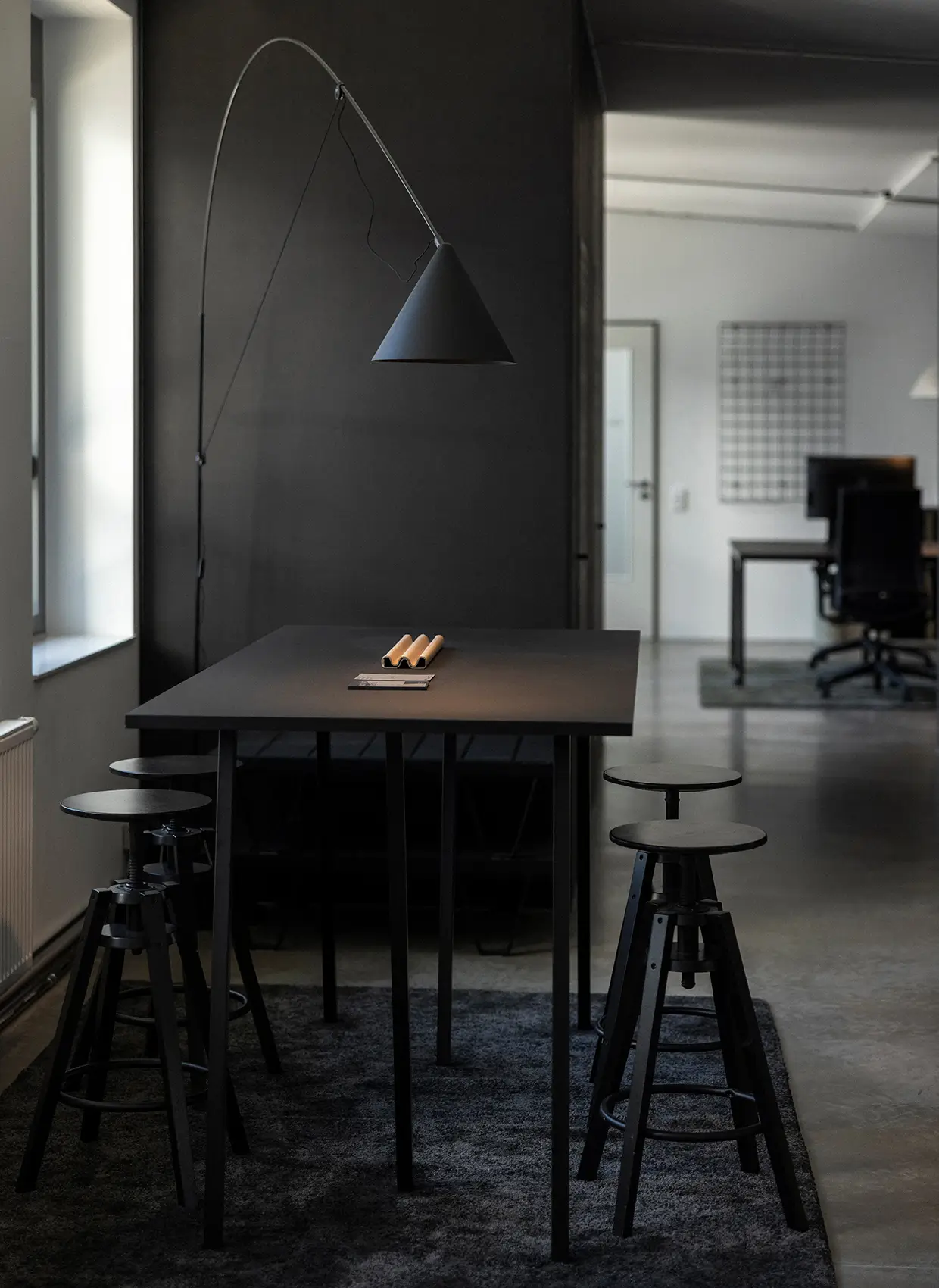 Schwarzer Hochtisch im Neue Areal Coworking Bereich