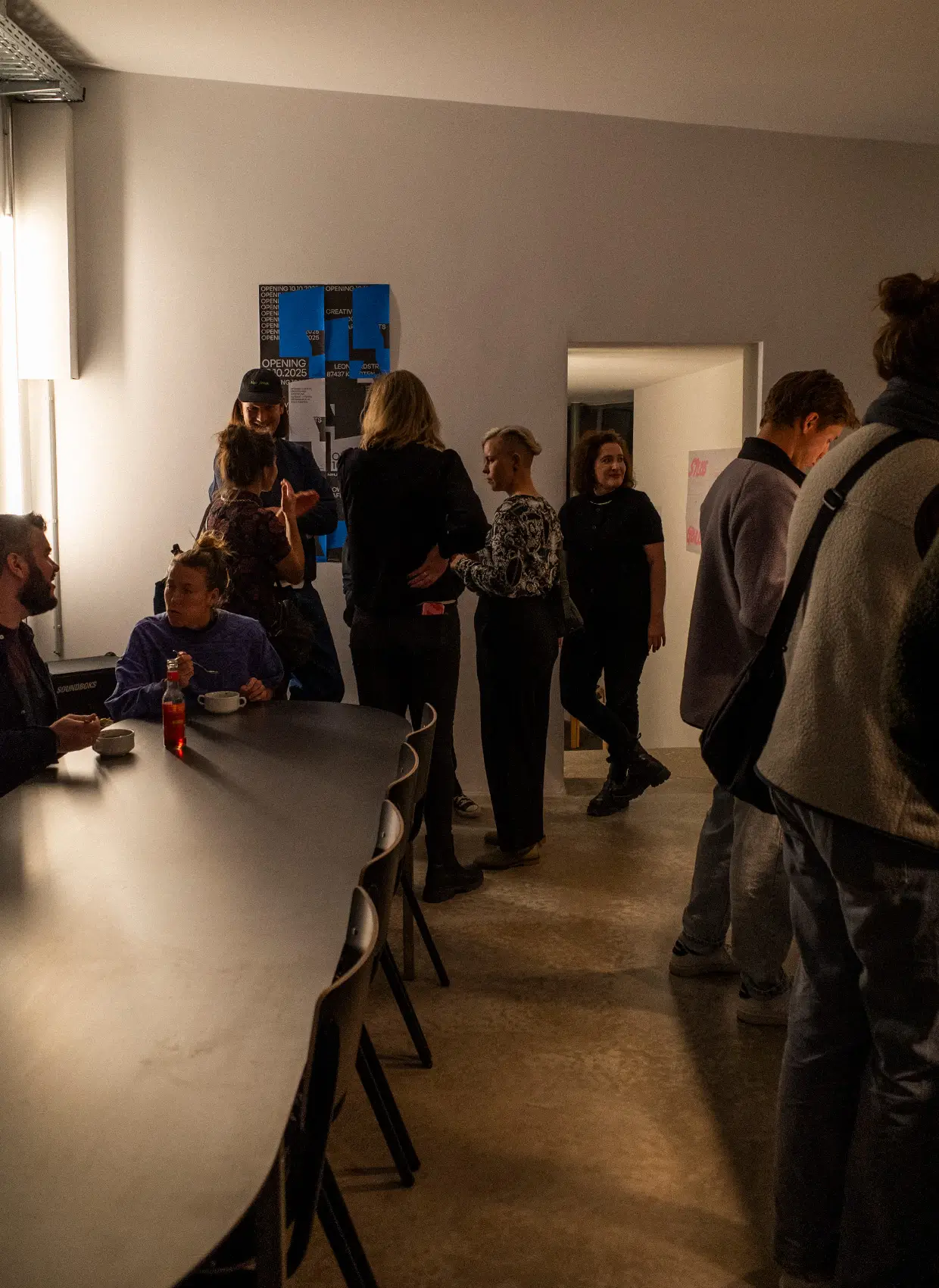 Menschen stehen in der Kitchen im Neue Areal und unterhalten sich