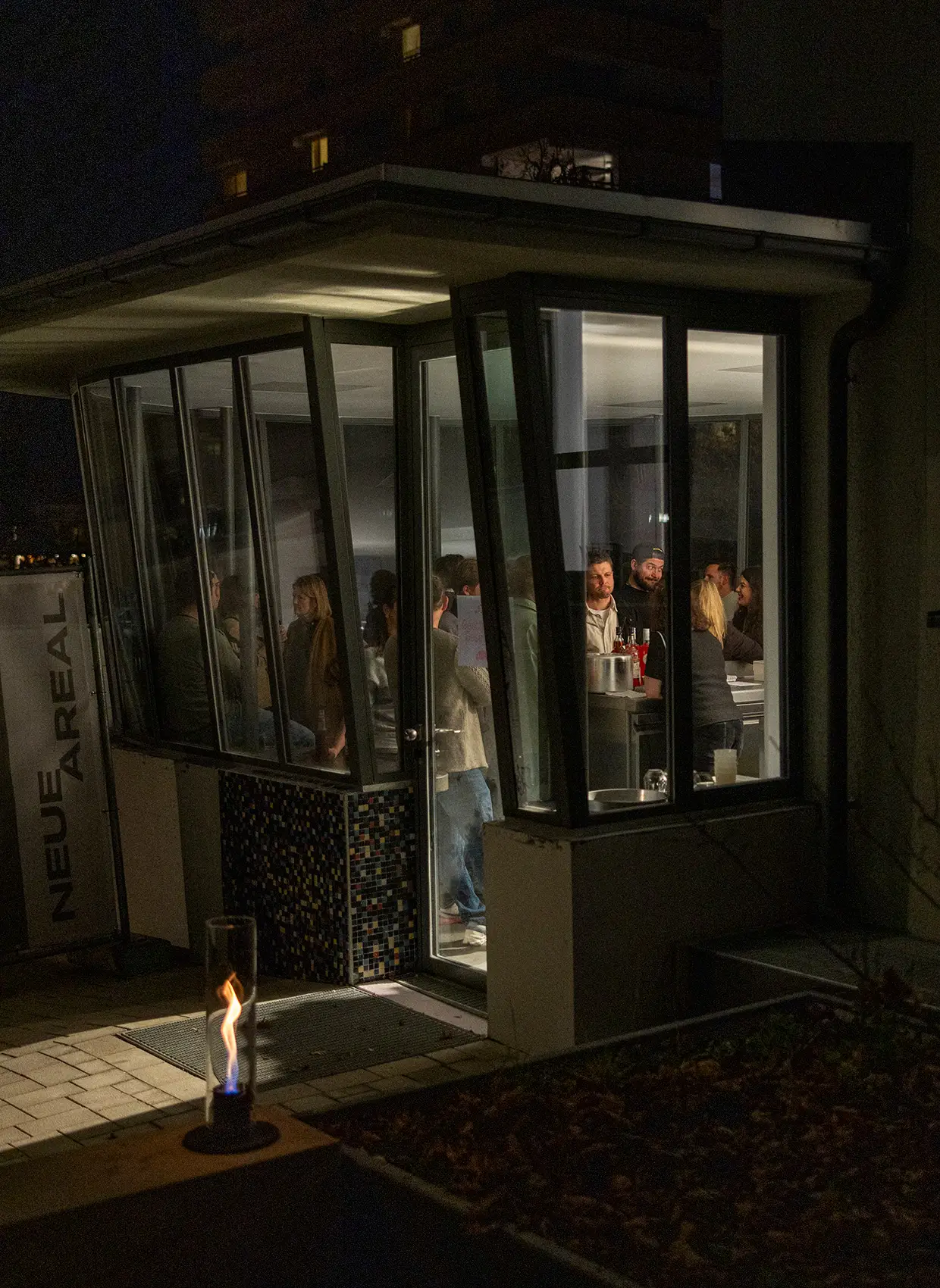 Neue Areal Cafebar von außen, innen mit Menschen gefüllt