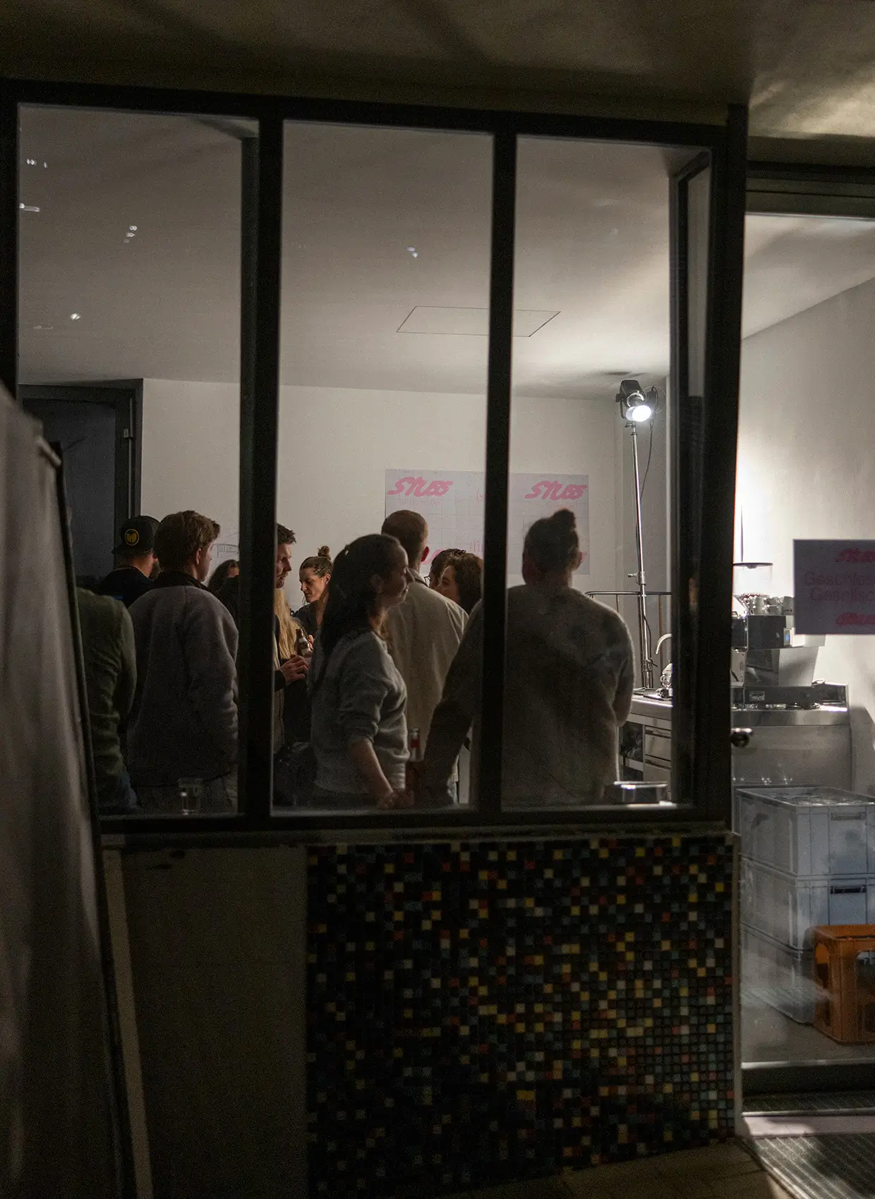 Neue Areal Cafebar von außen, hinter den Fenstern sind menschen zu sehen