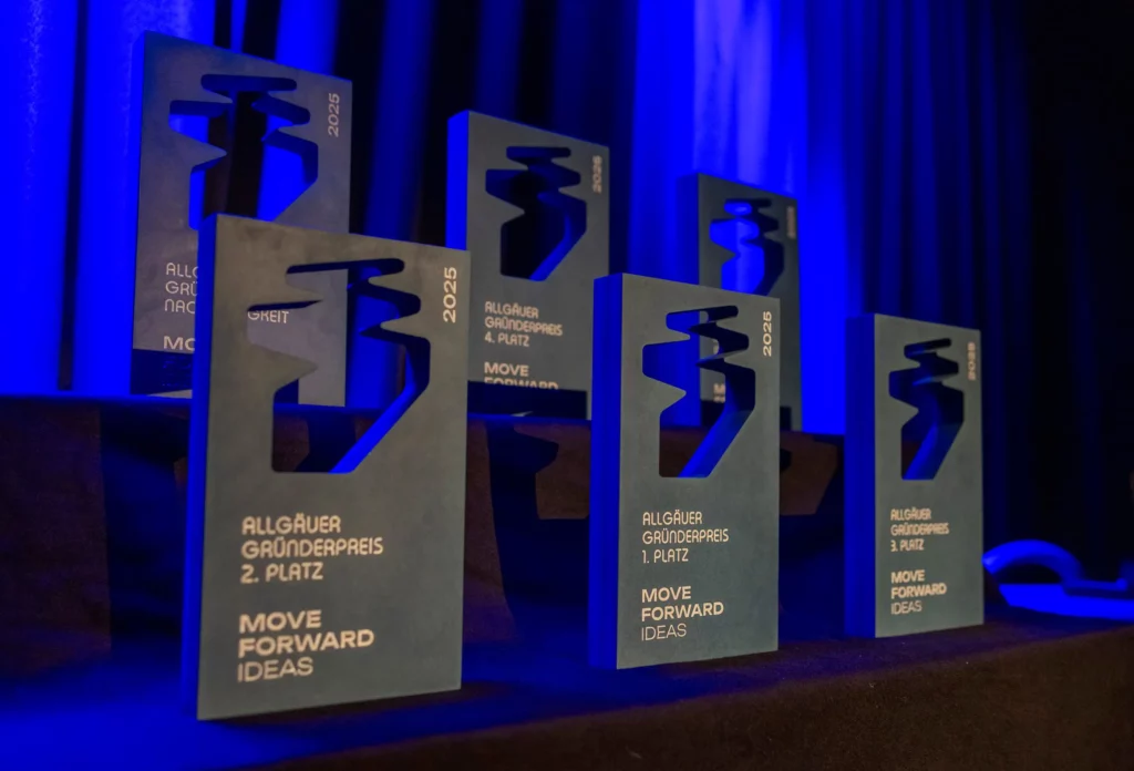 Pokale der Allgäu Digital Gründerbühne aufgereiht auf der Bühne