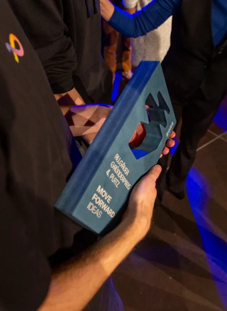 Gewinner hält Pokal in der Hand